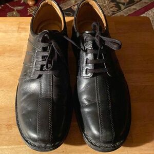 Mens Clark dress shoes .. black in color .. size 10.5